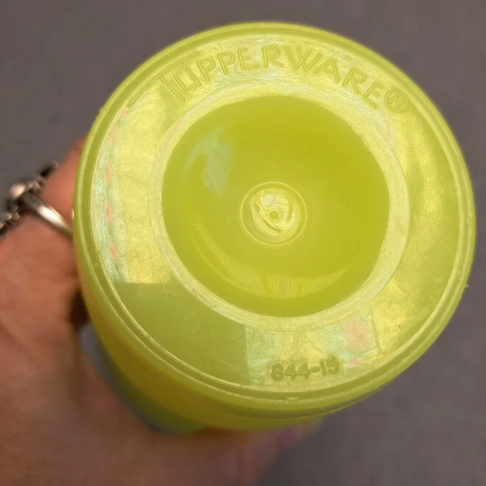 TUPPERWARE QUICK SHAKE CONTAINER YELLOW 844-15 CLASSIC WHITE LID 564-4 VINTAGE